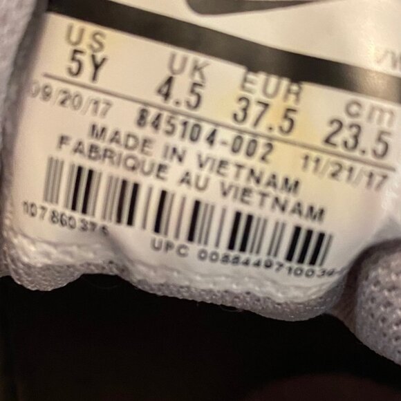 Nike Youth Size 5Y Grey with Leopard pattern swish - Picture 3 of 3